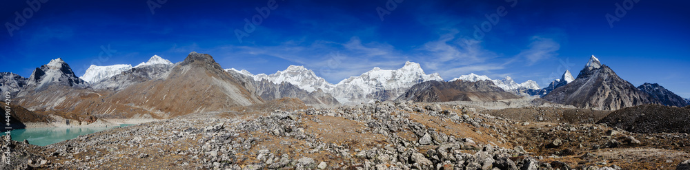 前往第五京湖途中的喜马拉雅山脉美景