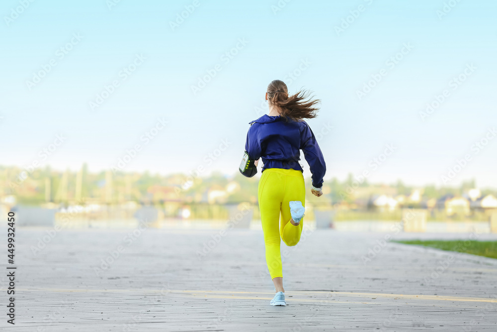 运动型年轻女子户外跑步