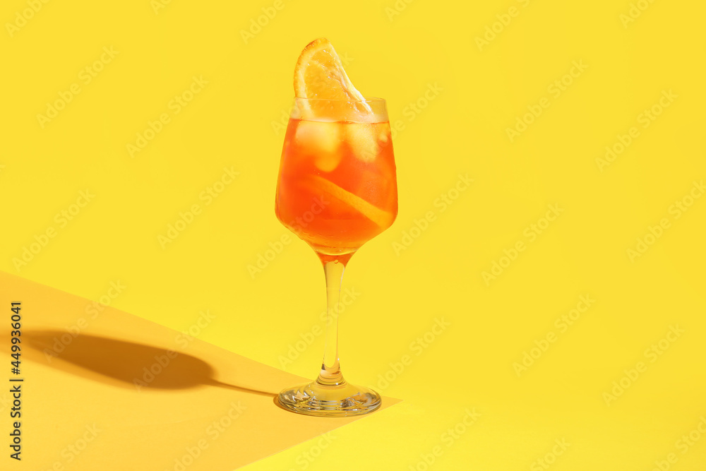 一杯彩色背景的Aperol雪碧鸡尾酒