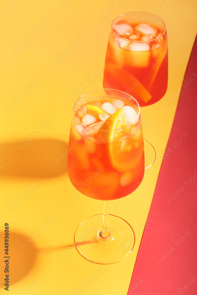 彩色背景的Aperol雪碧鸡尾酒