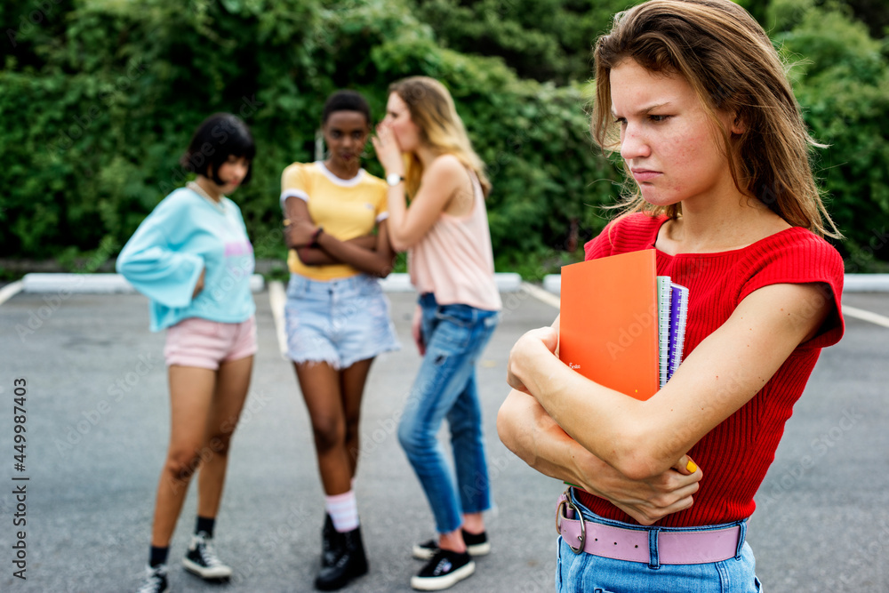 白人女性被其他女孩欺负