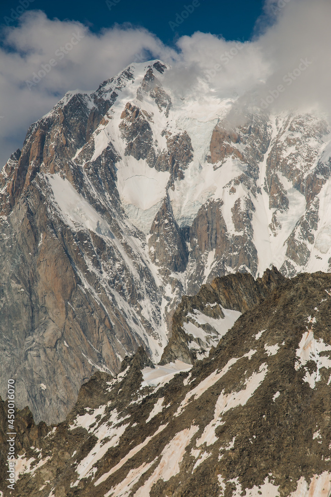 意大利达奥斯塔山谷比安科山巨大山丘的美景