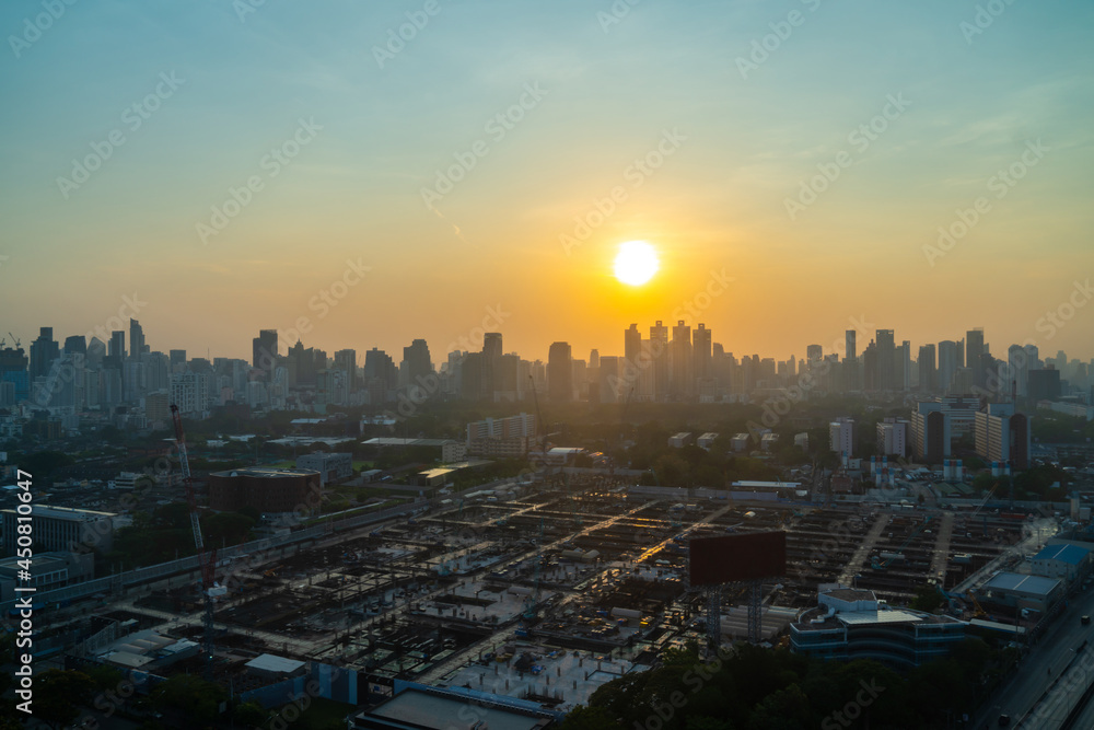 美丽的日落城市景观和大都市市中心的高层建筑。市中心商业区