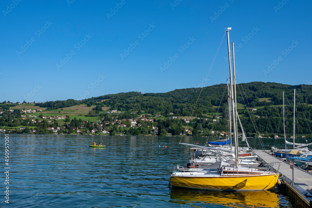 Port de plaisance sur le lac de Paladru en france en Isère en été