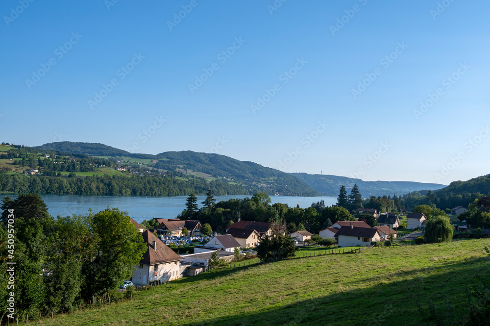 Paysage des villages du lac de Paladru en france en Isère en été