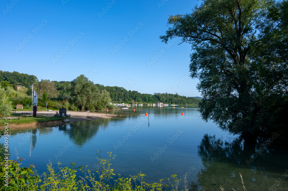 Paysage du lac de Paladru en france en Isère en été au village de Charavines