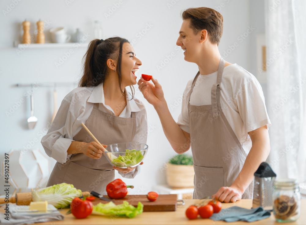 恩爱夫妻正在准备合适的饭菜