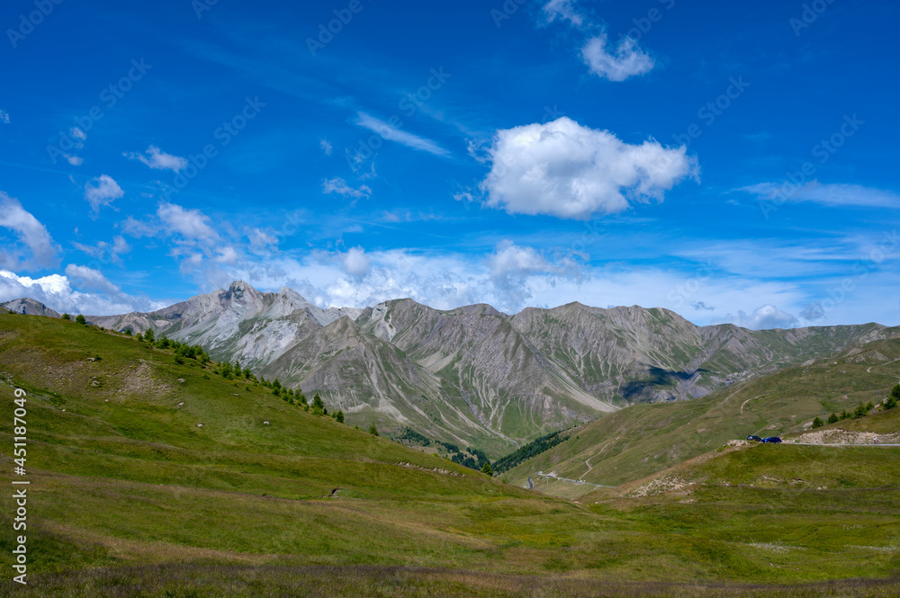 Paysage de montagne dans les Alpes-de-Hautes-Procence dans le col dAllos en été