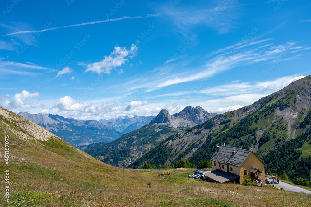 Paysage de montagne des Alpes du Sud dans le département des Alpes-de-Hautes-Procence dans le col d