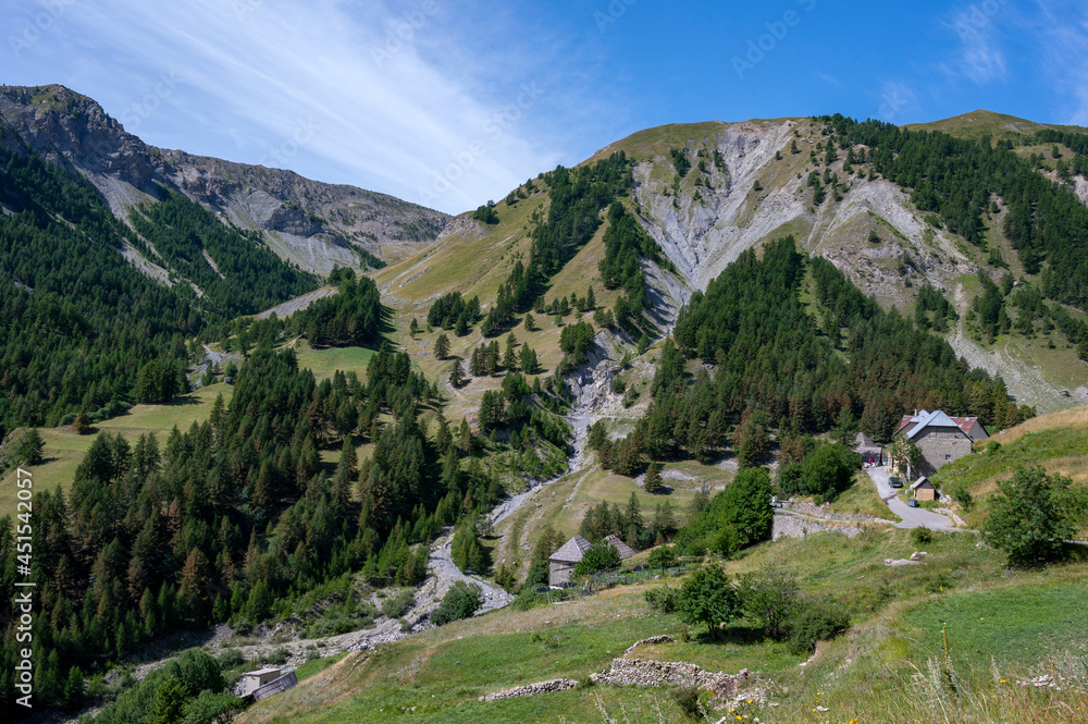 Paysage de montagne des Alpes-Maritimes dans la vallée de la Tinée dans la montée au col de La Bonet