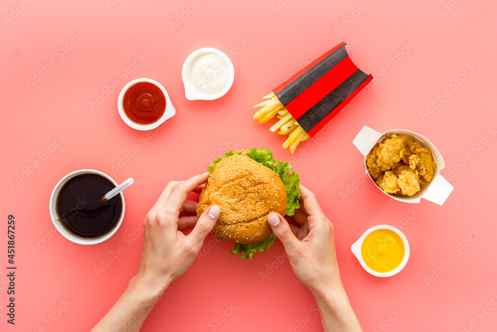 一套垃圾食品零食，配汉堡鸡块和薯条