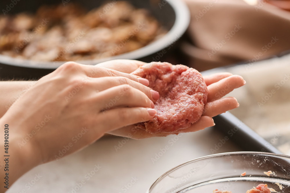 女人在厨房准备美味的肉排