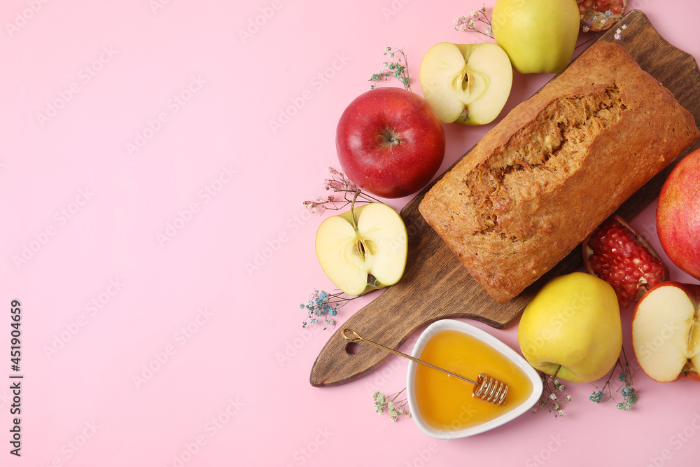 彩色背景上有蜂蜜和水果的面包。Rosh hashanah（犹太新年）庆祝活动