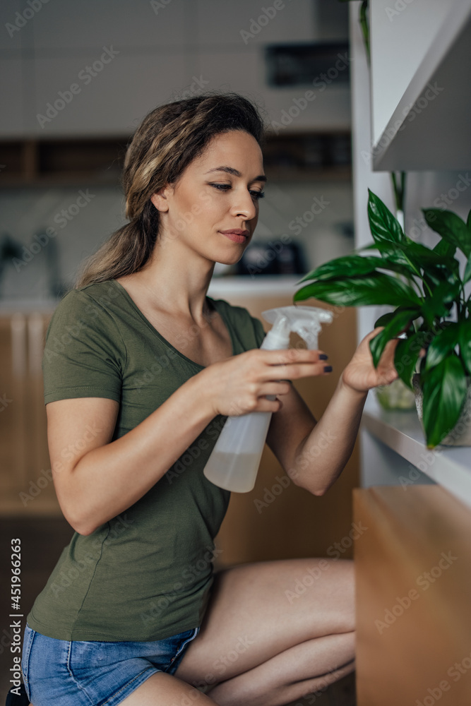 年轻的女人，正在打理她的小花园。