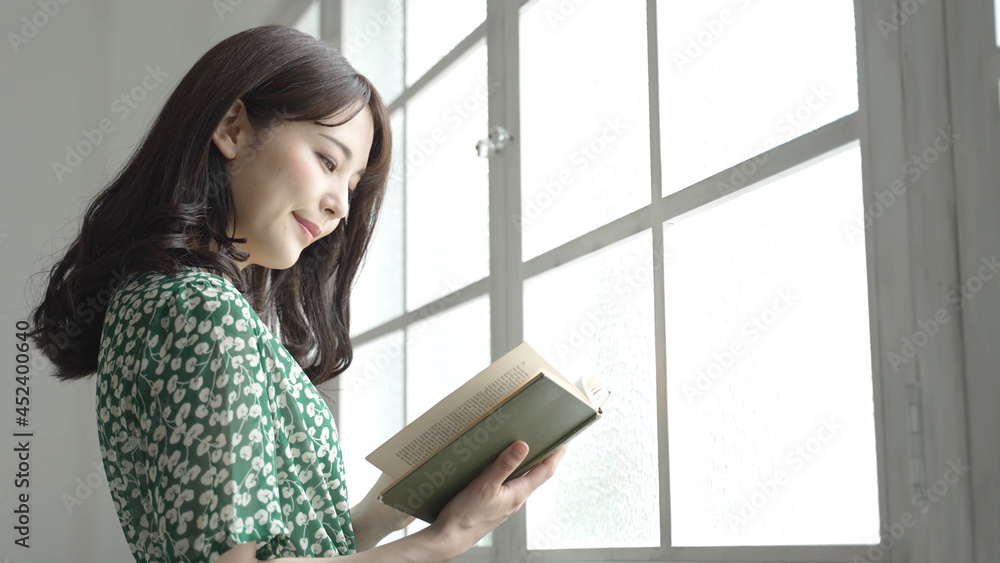 読書をする若い女性