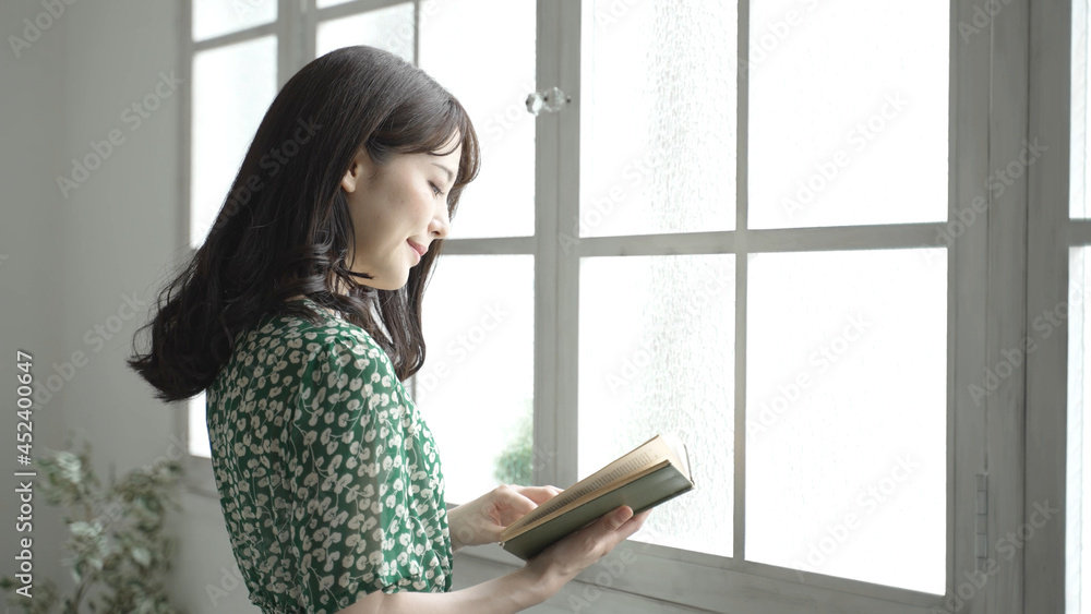 読書をする若い女性