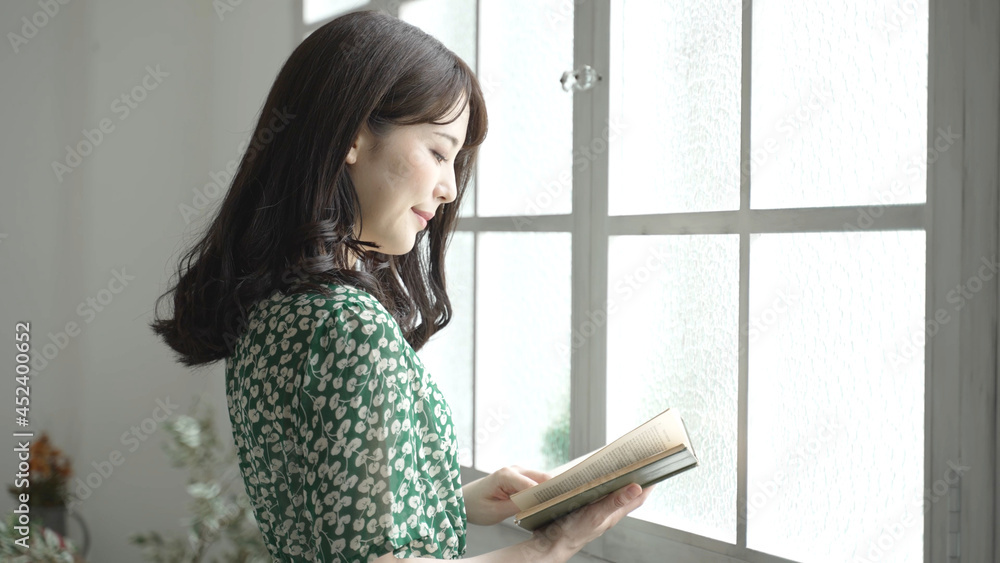 読書をする若い女性