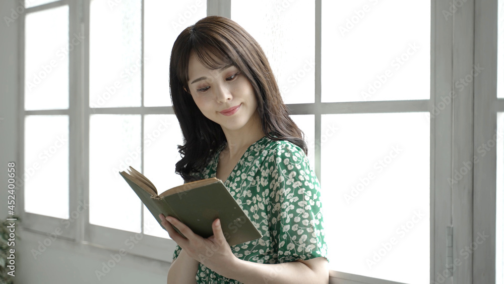 読書をする若い女性