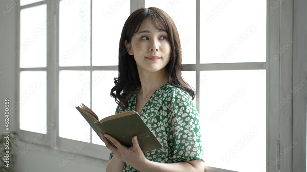 読書をする若い女性