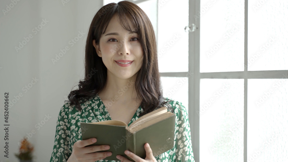 読書をする若い女性