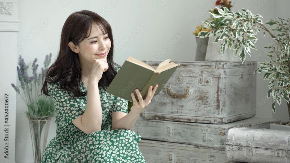 読書をする若い女性