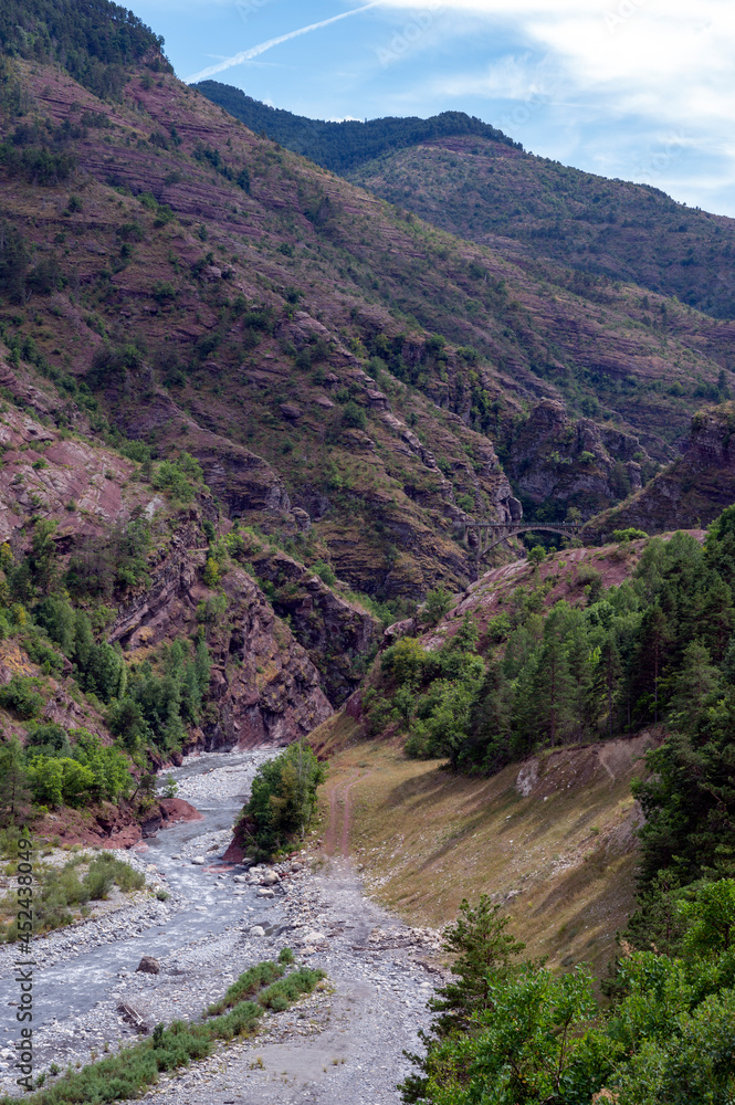 Paysage de montagne dans les gorges du Daluis dans les Alpes-Maritimes en été où coule la rivière Va