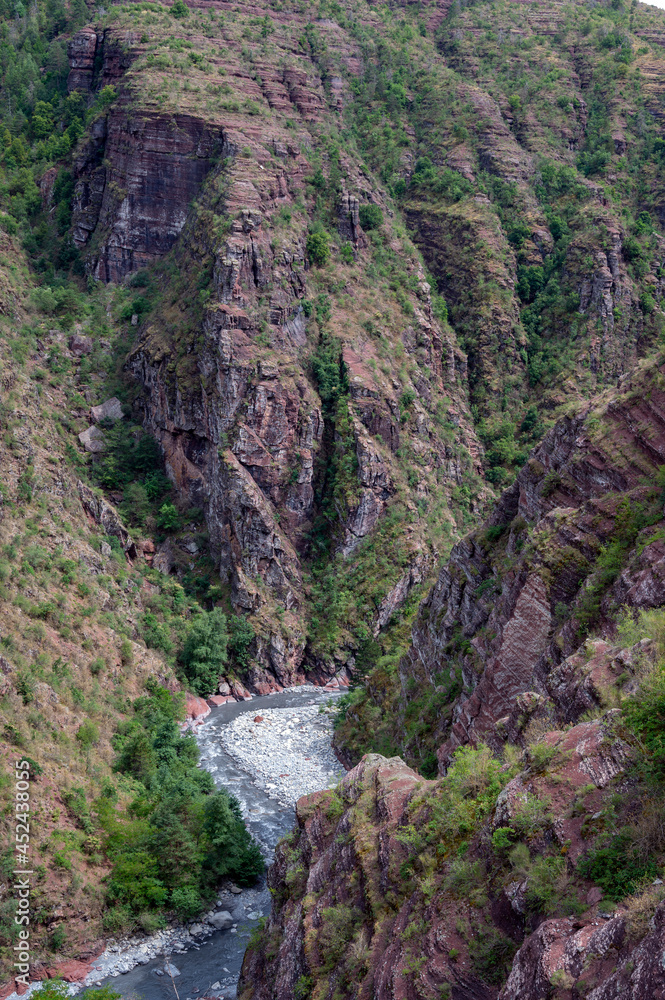 Paysage de montagne dans les gorges du Daluis dans les Alpes-Maritimes en été où coule la rivière Va