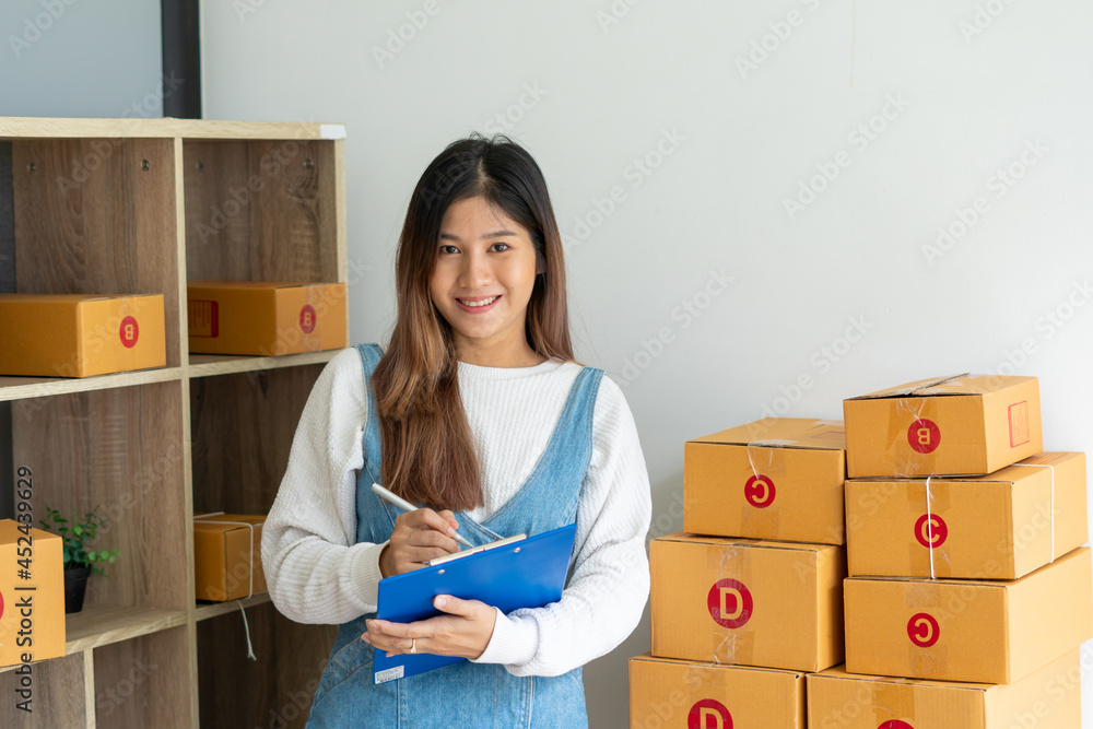 中小企业在线业务和快递概念，在家工作的自由职业女性在线包裹快递