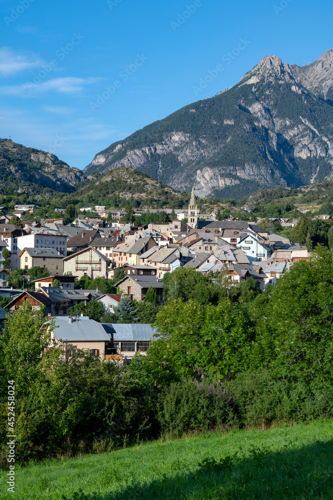 Village de guillestre dans le Queyras dans les Hautes-Alpes en été