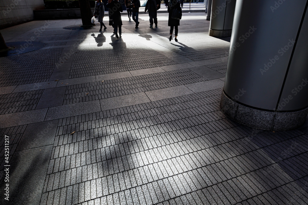 朝の光に照らされた石作りの歩道