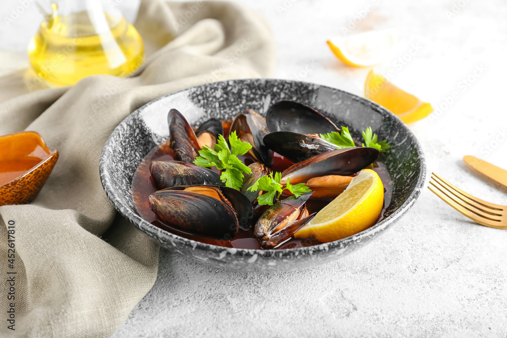 清淡背景下的美味Mussels Marinara盘子