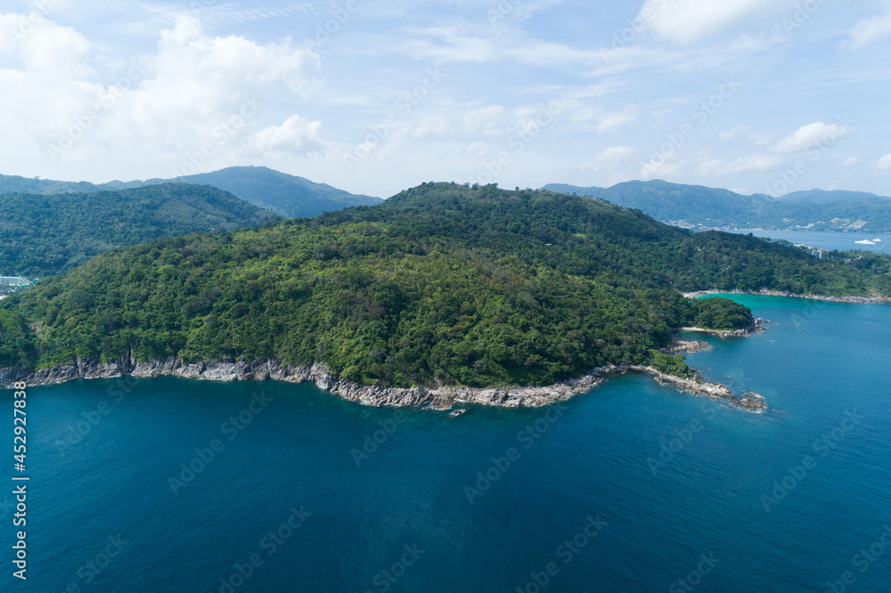 泰国普吉岛海岸和高山上海浪拍打的热带海洋高角度视图