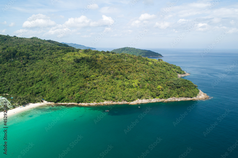 泰国普吉岛海岸和高山上海浪拍打的热带海洋高角度视图