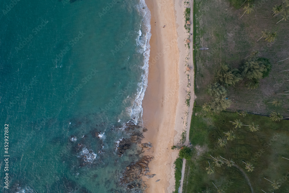 沙滩和海洋的鸟瞰图，海浪拍打海滩，令人惊叹的自然景观。