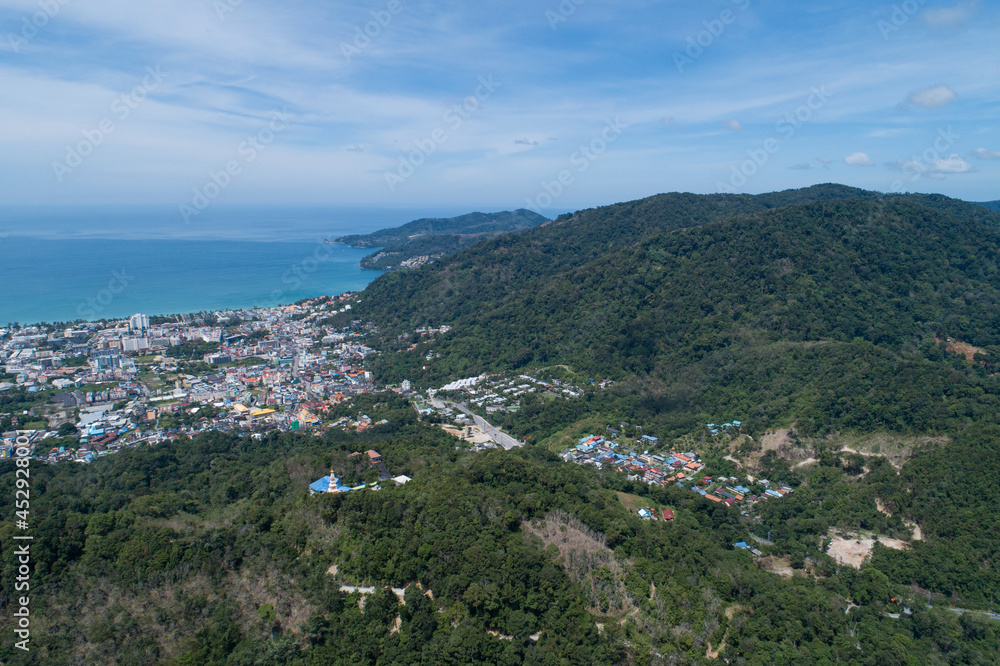 泰国普吉岛巴东湾，远眺碧海蓝天，前景群山