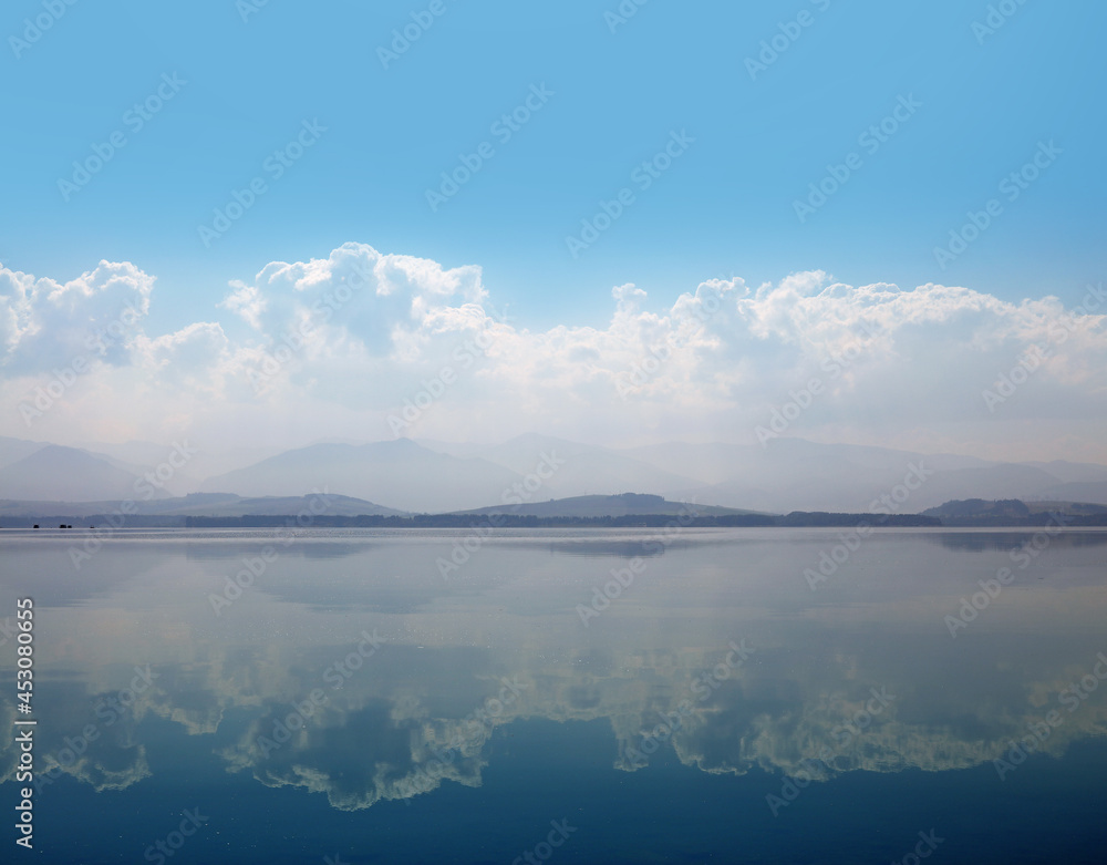 多云天空反射的湖泊水景