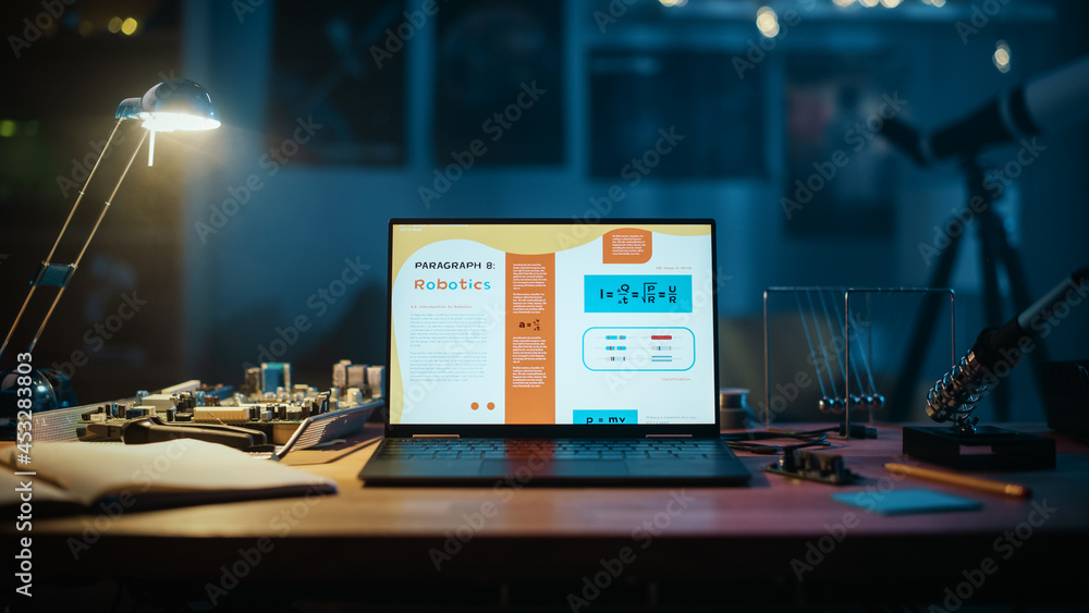 笔记本电脑与屏幕上的机器人科学家庭作业学校项目站在桌子上。Co
