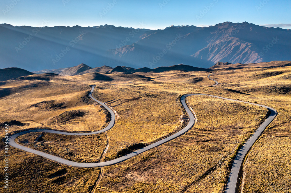 通往秘鲁安第斯山脉科尔卡峡谷的道路