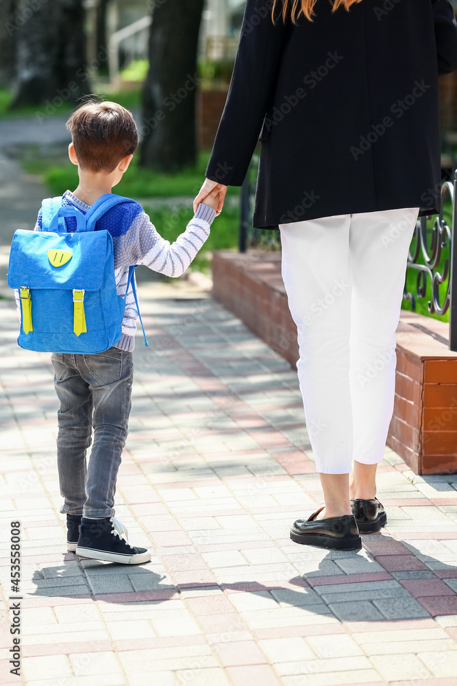 一个小男孩和他的妈妈在户外