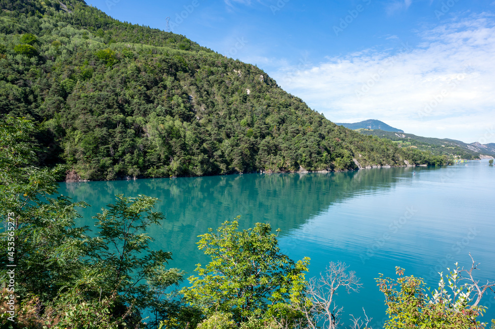 Paysage du lac de Serre-Ponçon entouré de montagne dans le département des Alpes-de-Haute-Provence e