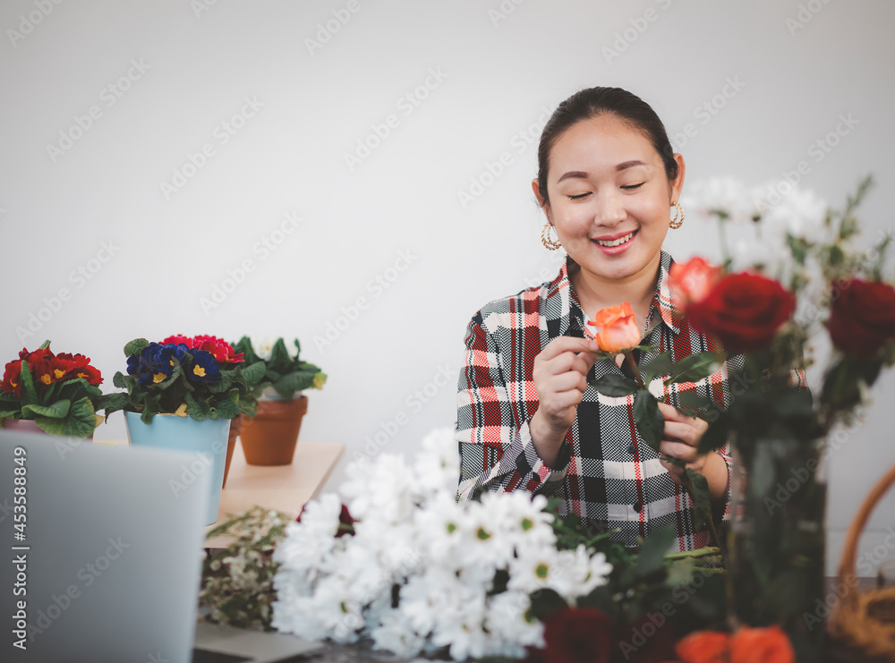 在线教授室内插花概念，亚洲女子微笑花店录制视频b