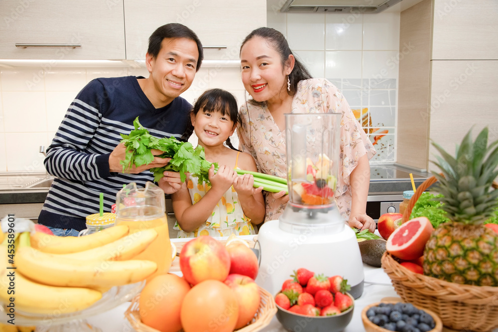 快乐的亚洲家庭母亲和她的女儿喜欢准备新鲜的水果和蔬菜