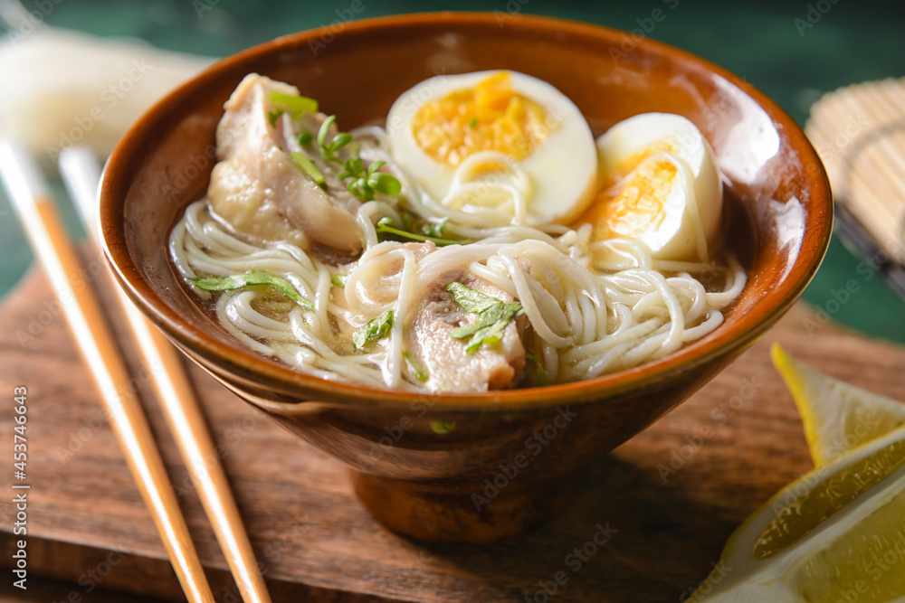 桌上碗里有鸡肉的美味中国汤，特写