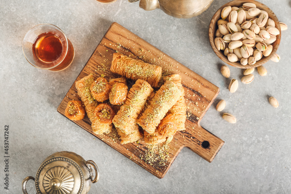 灰色背景下美味的baklava成分