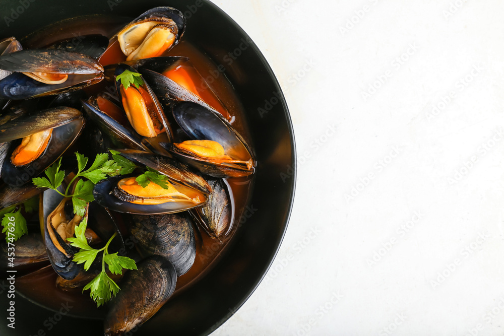 清淡背景下的美味Mussels Marinara盘子，特写