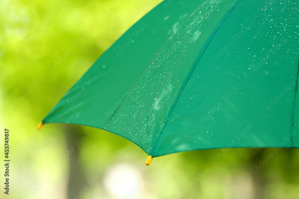 户外有雨滴的开放式雨伞