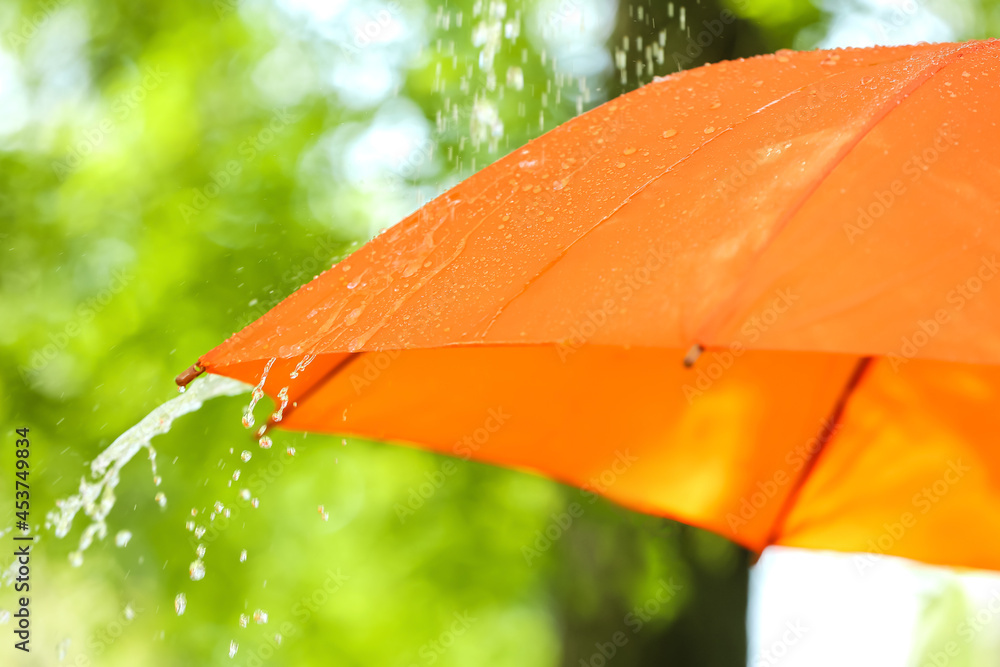 户外雨滴下撑伞