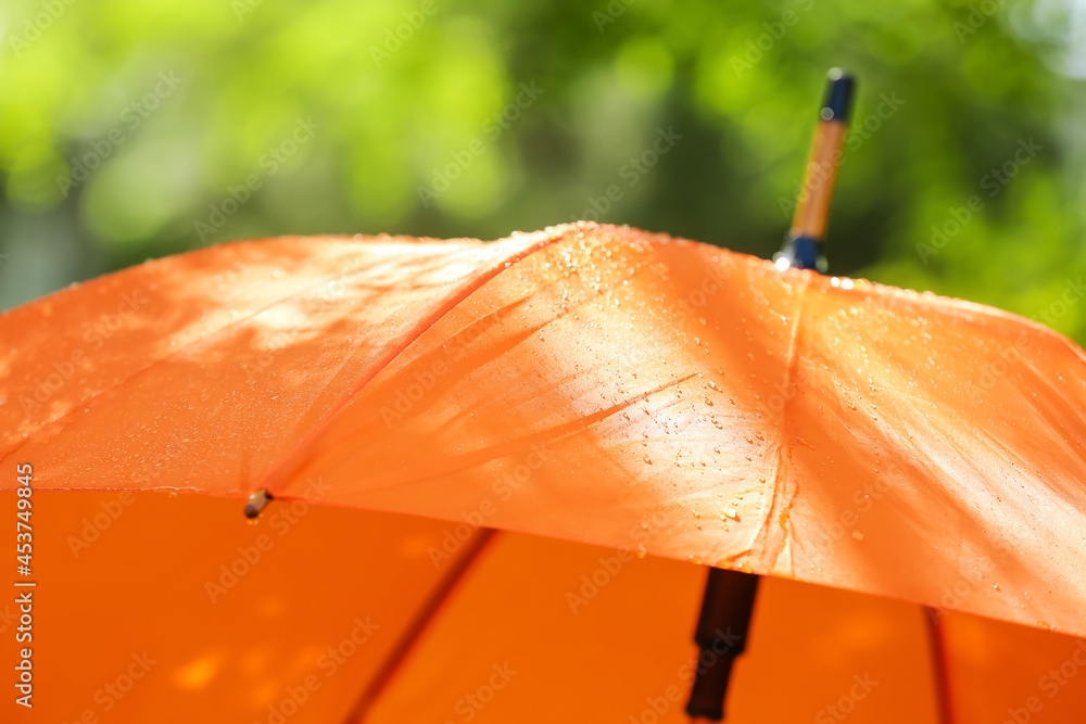 户外有雨滴的开放式雨伞