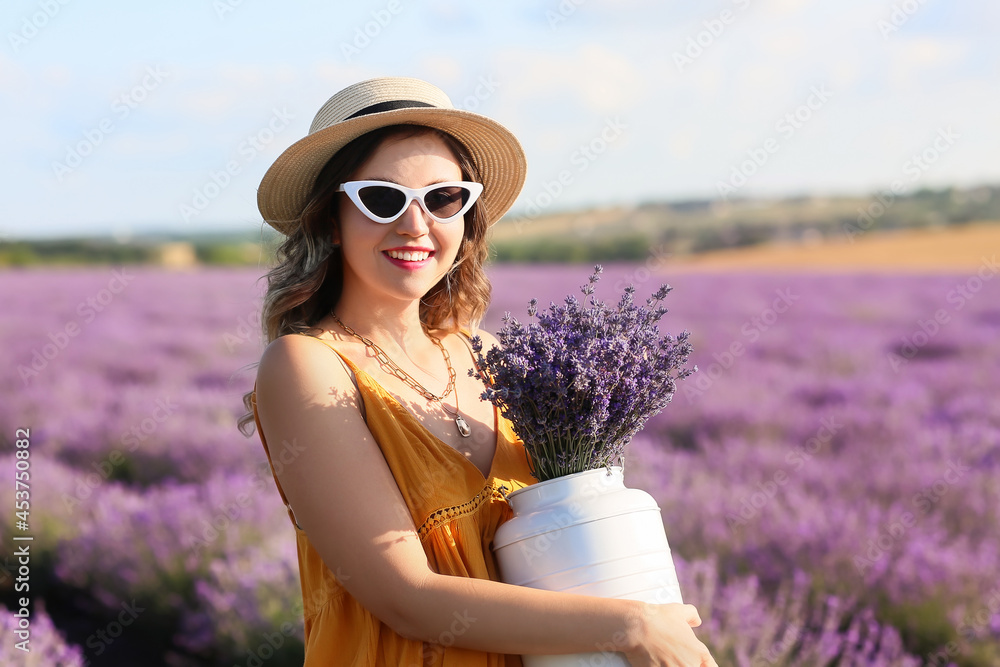 薰衣草地里美丽的年轻女人