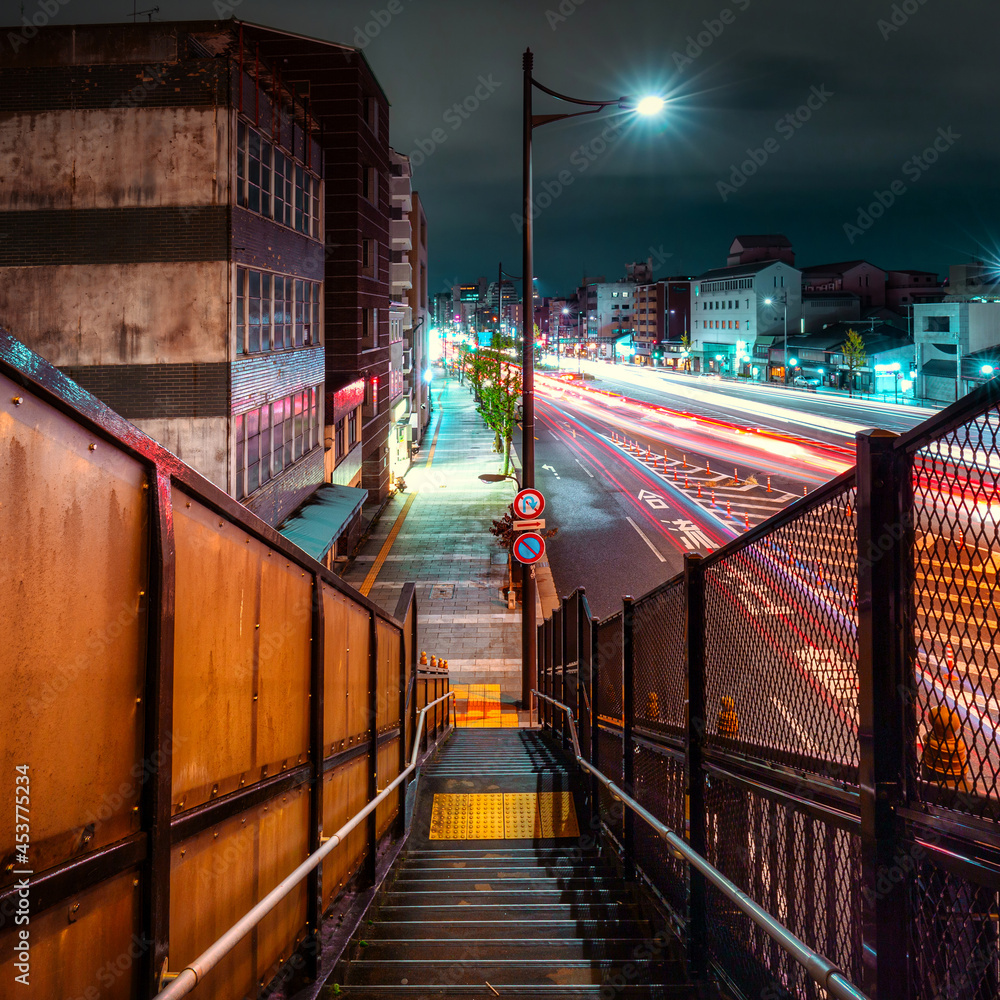 日本京都夜晚的黑暗景色。